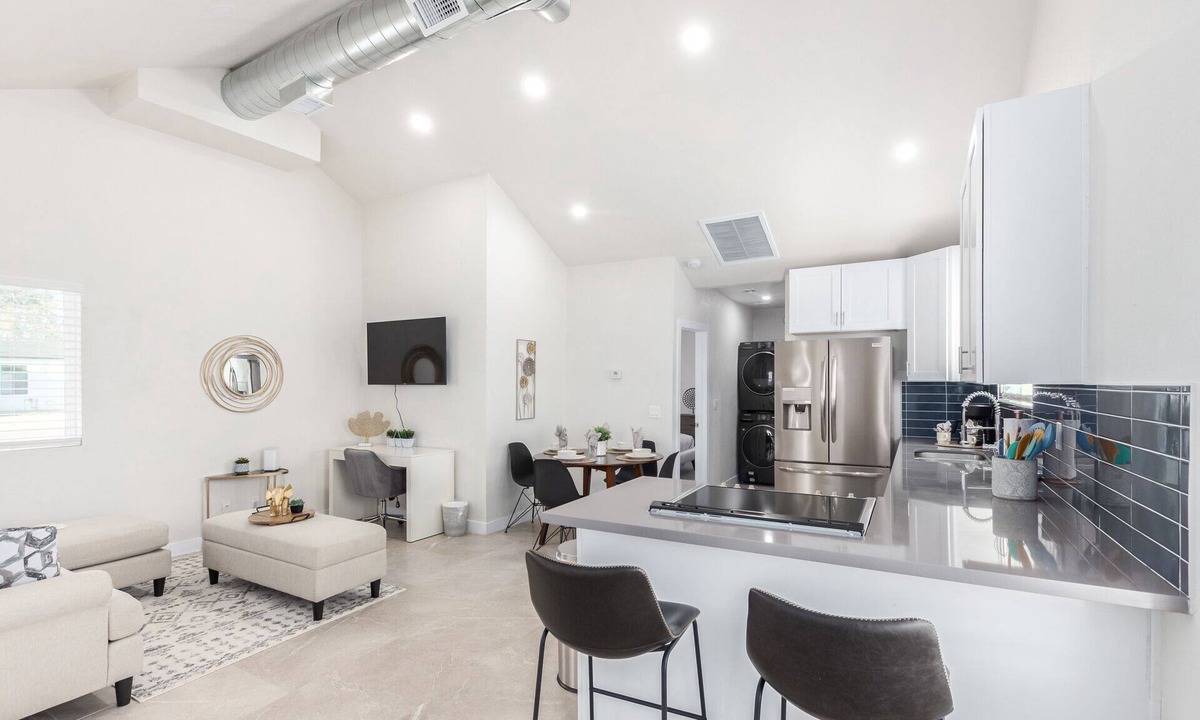 Coronado House | 2BR w private backyard, in-home laundry!
