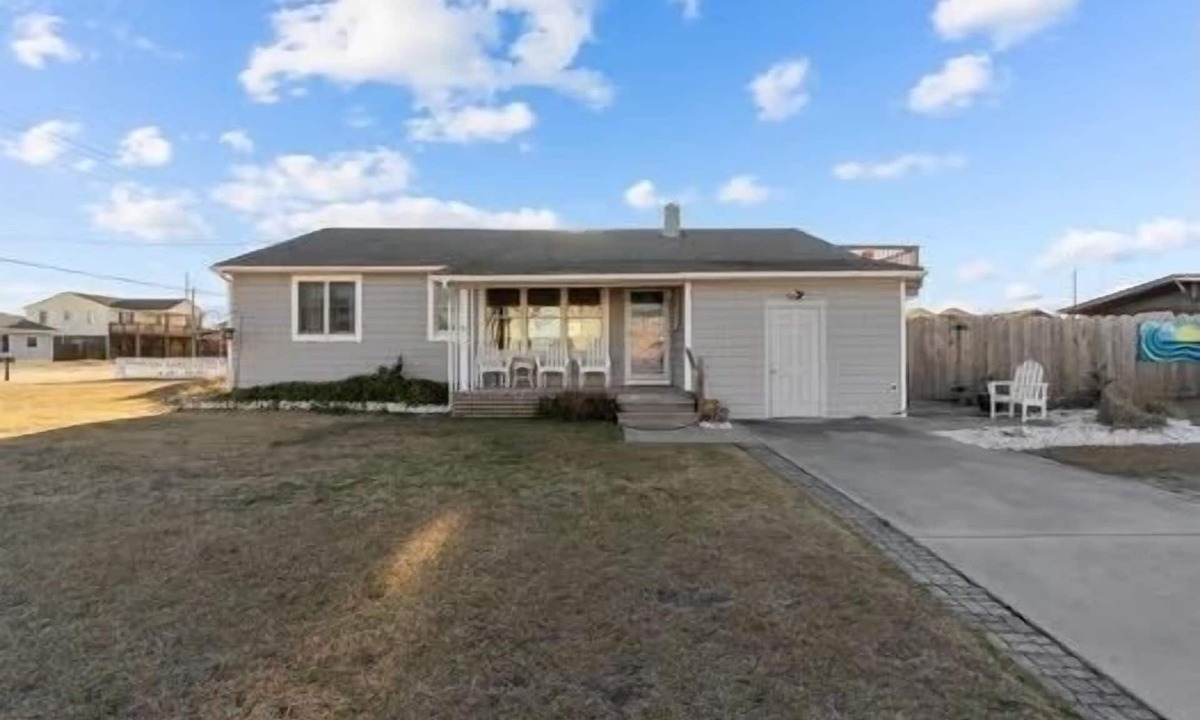 Colington Cottage | 3 Bedroom, 2 full baths. Steps to beach!