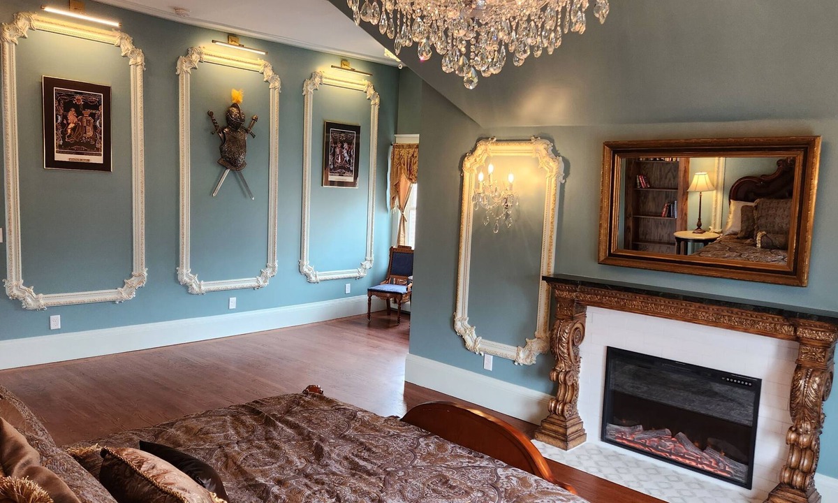Minneapolis House | 6 BR, 4 BA Victorian Mansion 1 Mile from DT Minneapolis - Pool/Hot Tub/Sauna/Gym