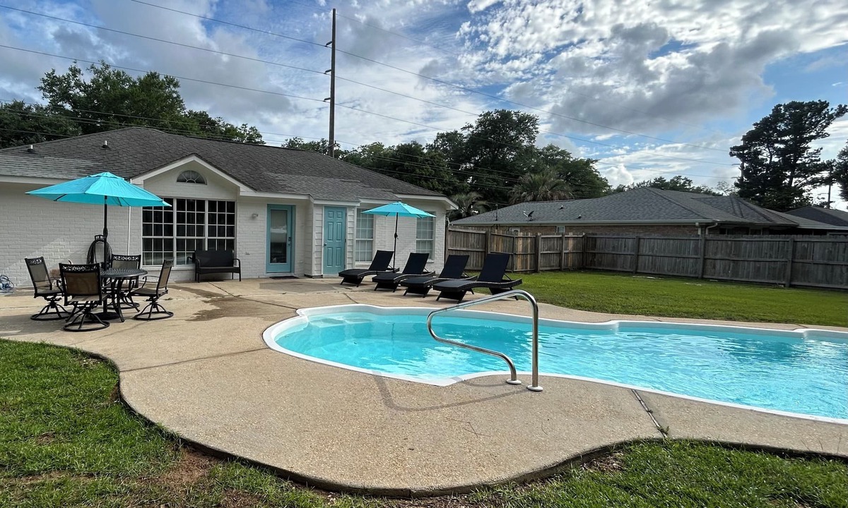 Foley House | A Taste of Paradise Spacious 4BR/3BA retreat with a private pool