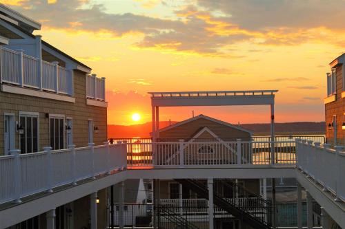 Hampton House | Ashworth Escape Balcony Steps to Beach AC