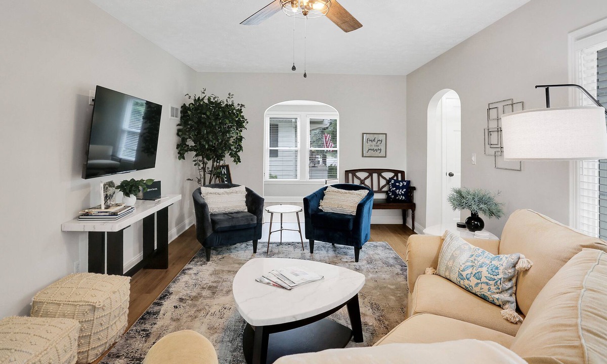 Southeast Omaha House | Bancroft House-6 Bdrms -3 king beds-11 Beds-Spacious and updated
