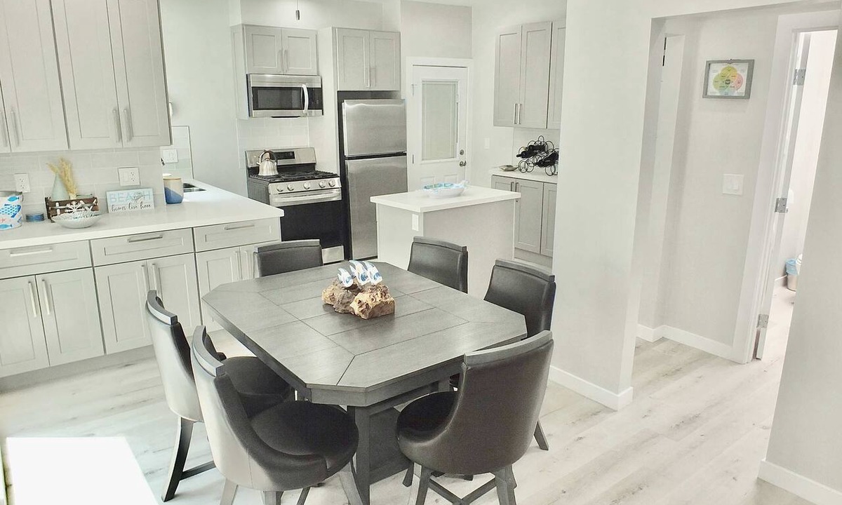 Peninsula Condo | Beach and Bay, Steps to Water, World Cup, Sleep 6