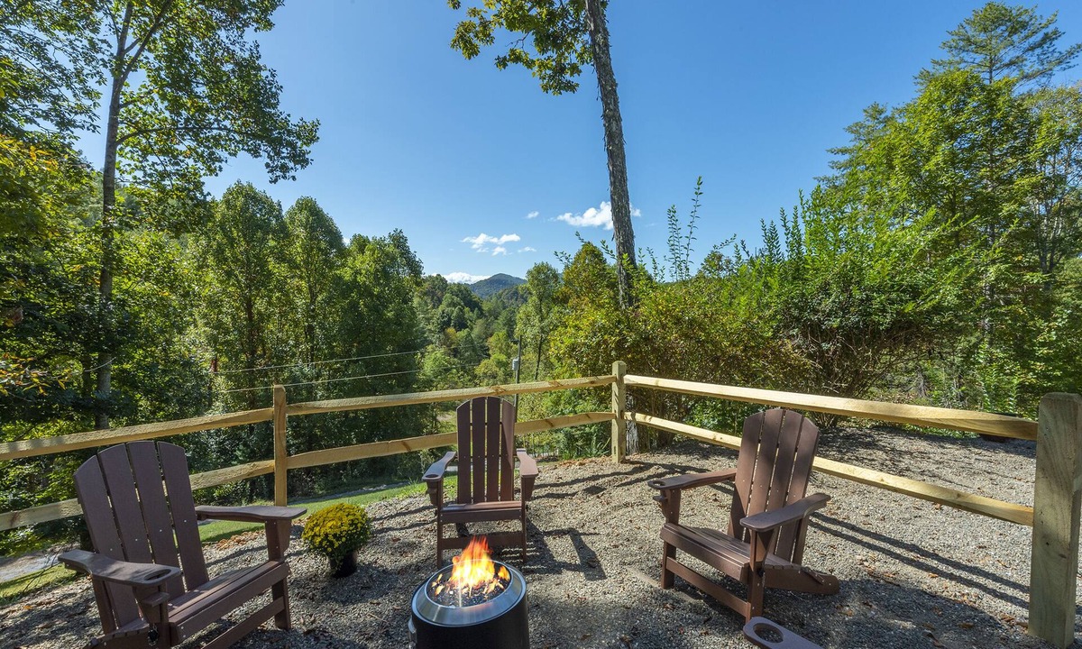 Burnsville Cabin | Beautiful Mtn Views, Fire Pit+Grill, Gas Logs, WiFi, Close to Burnsville & AVL!