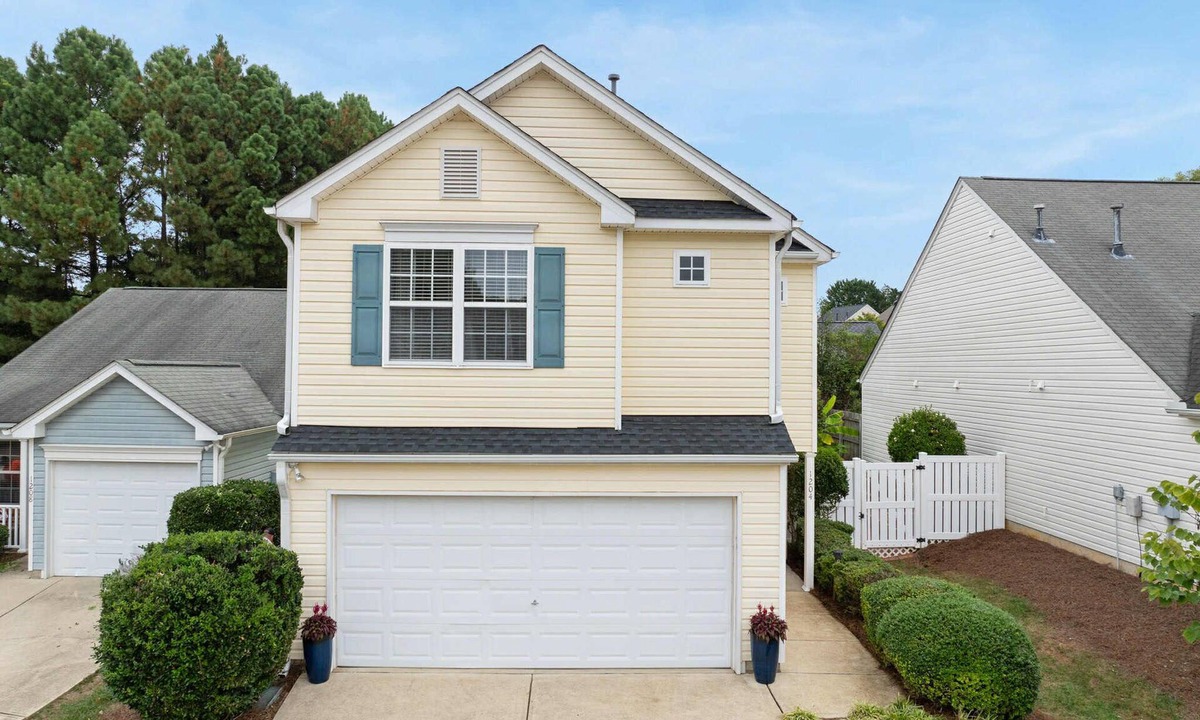 Umstead House | Bright + Airy 3-Bed Home in NW Raleigh with Fenced Yard. Minutes from RDU + RTP!