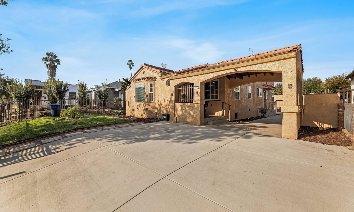 Los Angeles House | Bright & Inviting 3-BR house W Modern Kitchen, AC and 3 car parking Los Angeles