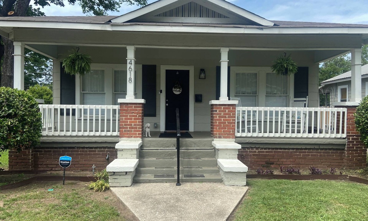 Birmingham House | Bungalow that is less than 20 mins away from Birmingham downtown attractions!