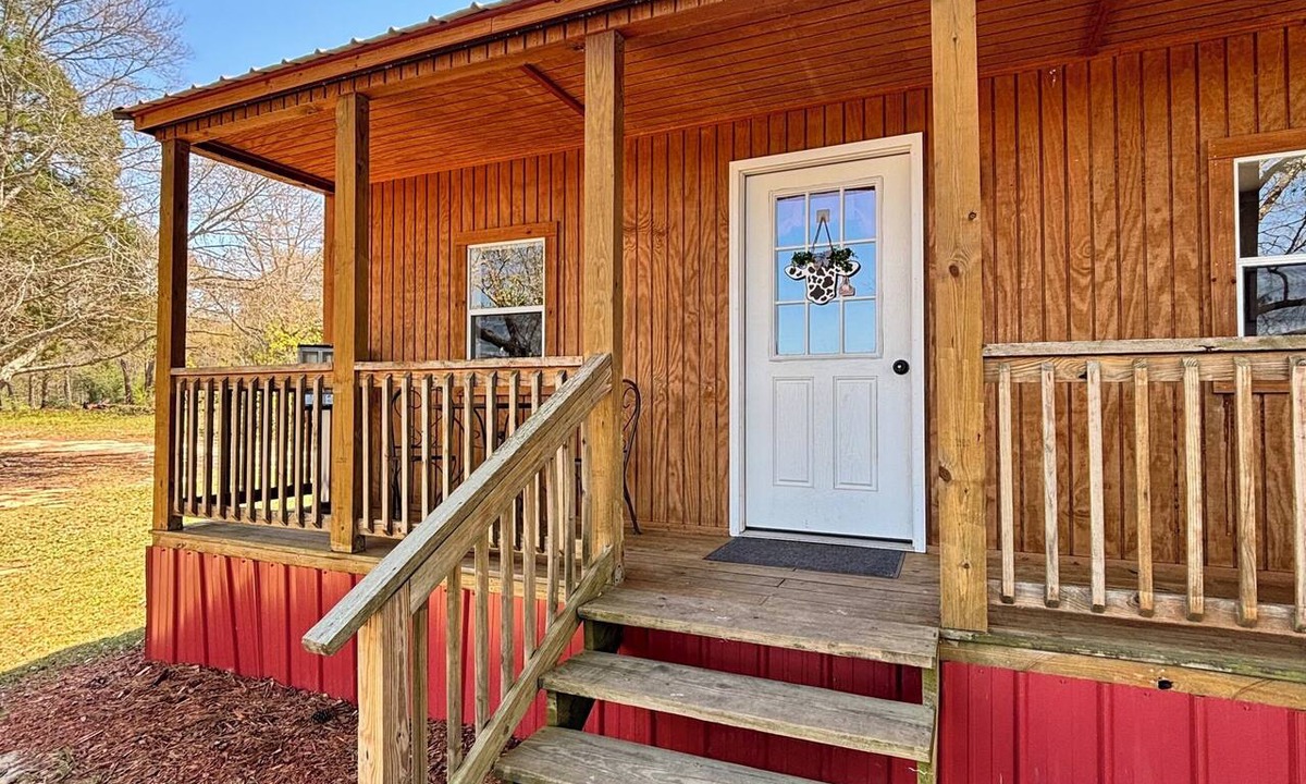 De Funiak Springs Cabin | Cabin on 40 acres with private lake! - Heifer Hotel