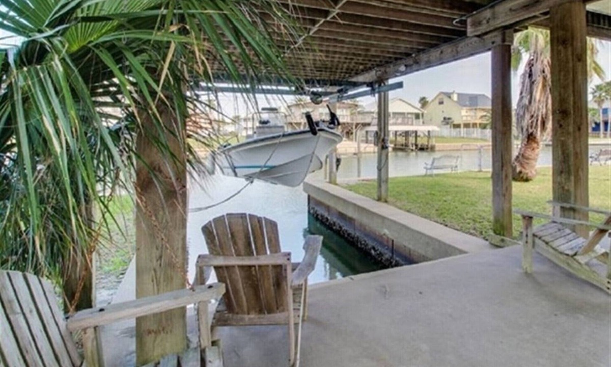 Galveston House | Canal Front w/Private Dock & Green Lights