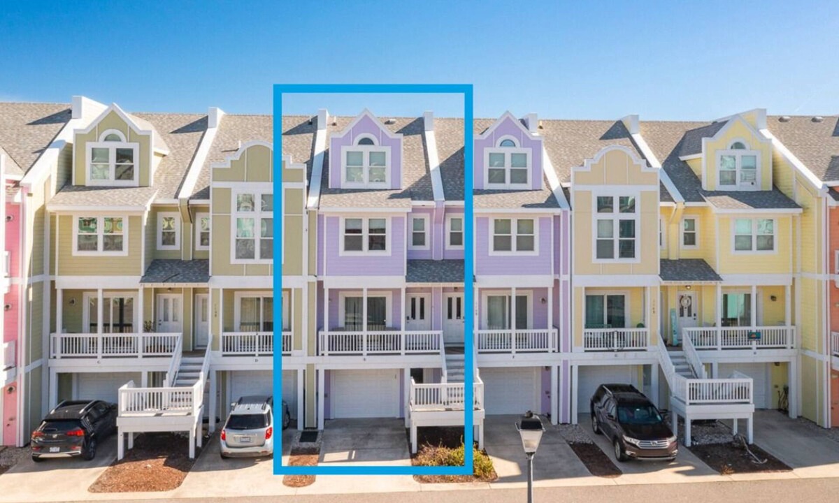 Bermuda Bay House | Centrally located townhome w/a resort-style community pool & gorgeous sunsets!