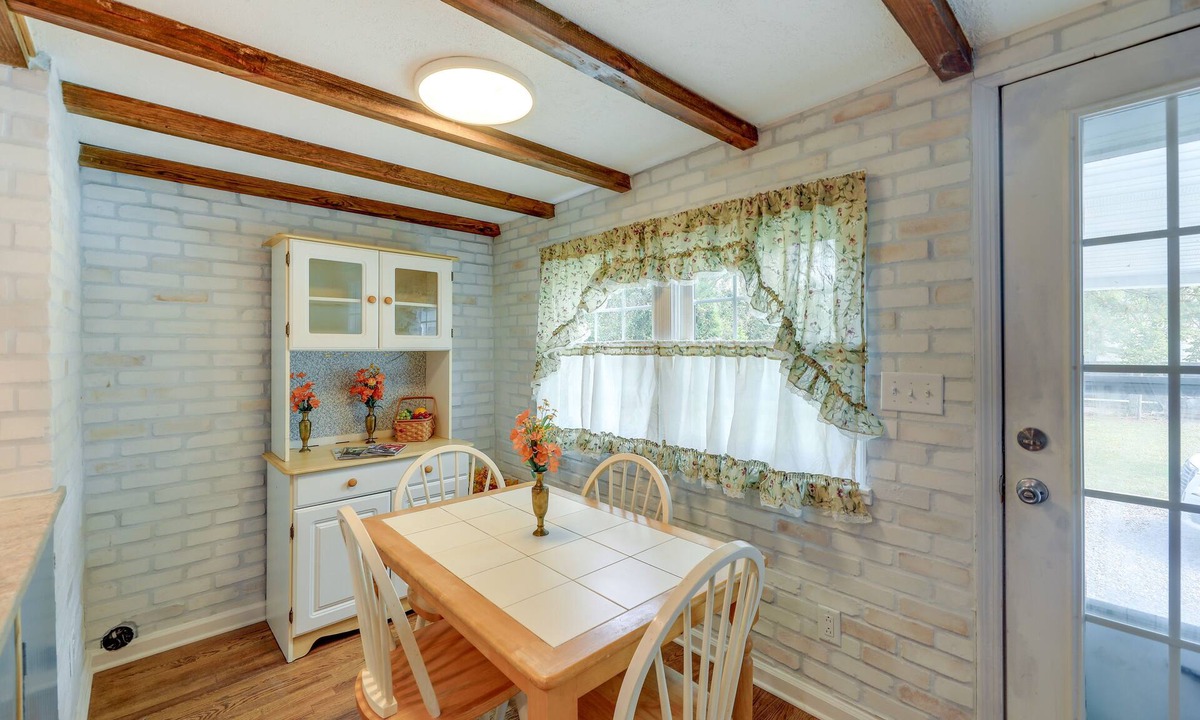 New Bern Cottage | Charming New Bern Cottage w/Grill & Fire Pit!