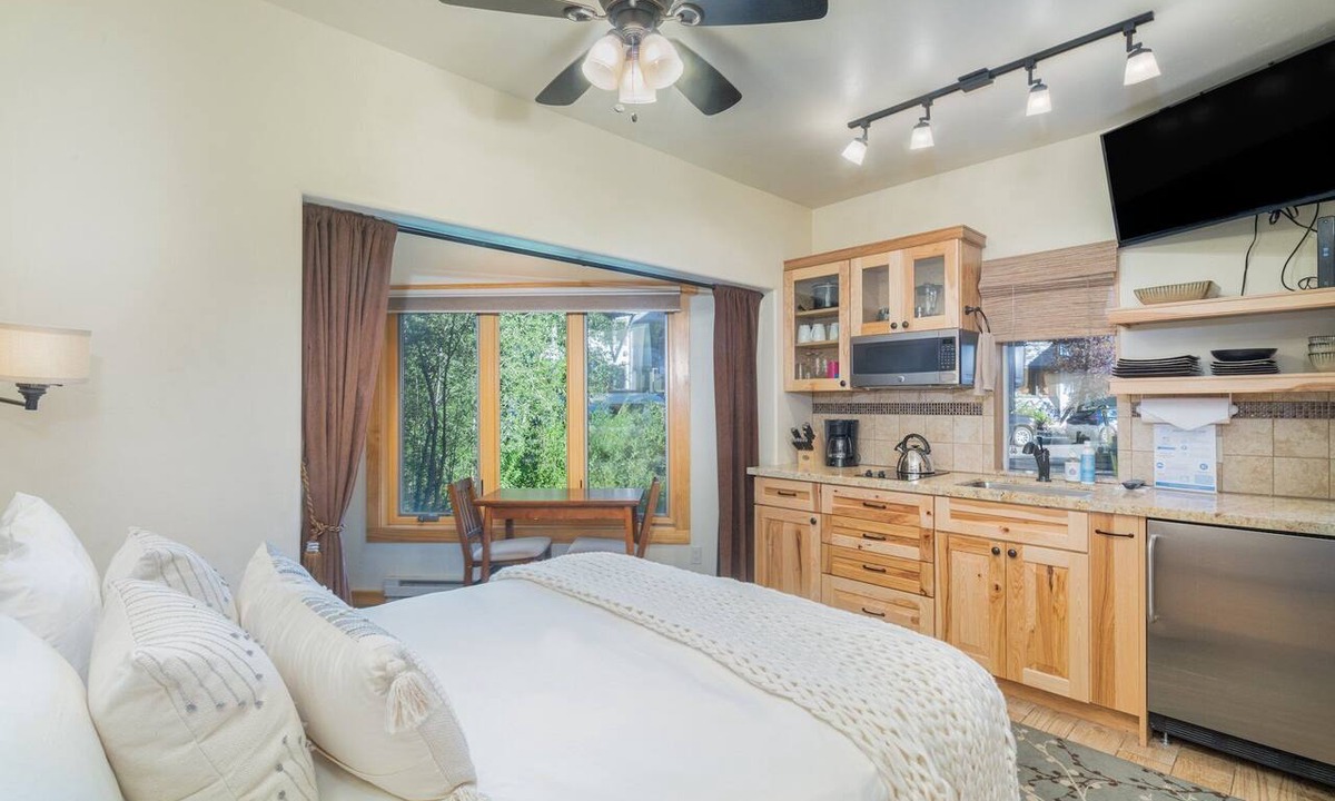 Telluride Condo | Charming Studio Steps from River | hot tub/pool area