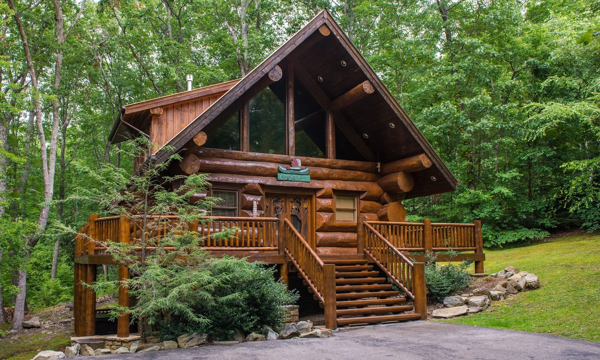 Smoky Mountains Apartment | Charming Wooden Cabin with Hot Tub in a Prime Location - Free Attraction Tickets