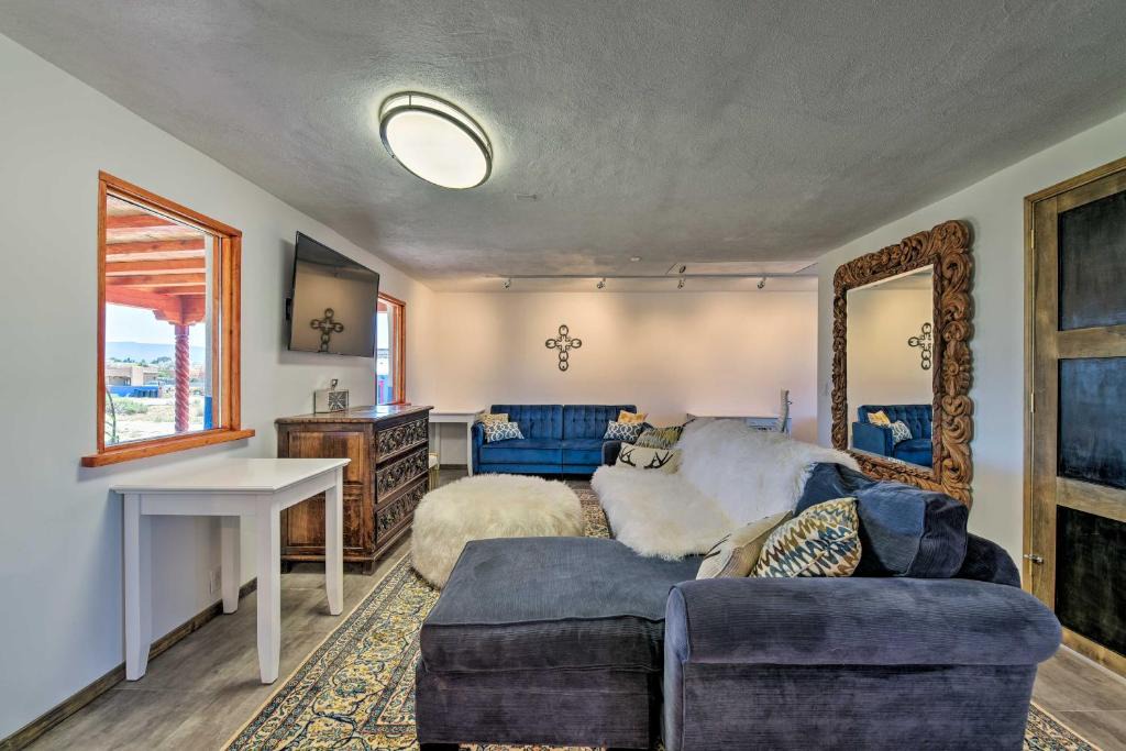 El Prado Apartment | Chic Studio w/Grill - 25 Mins to Taos Ski Valley!