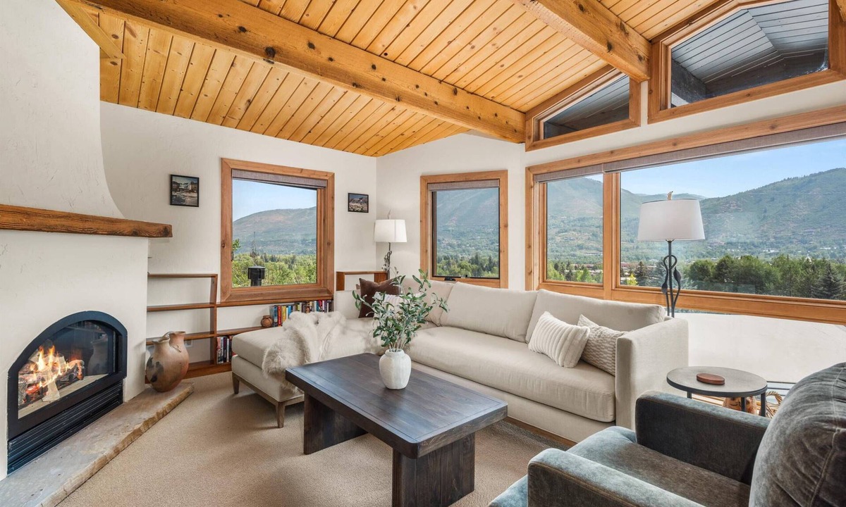 Aspen Condo | Construction Discount - Low rates for Summer 2026. Outdoor Heated Pool!