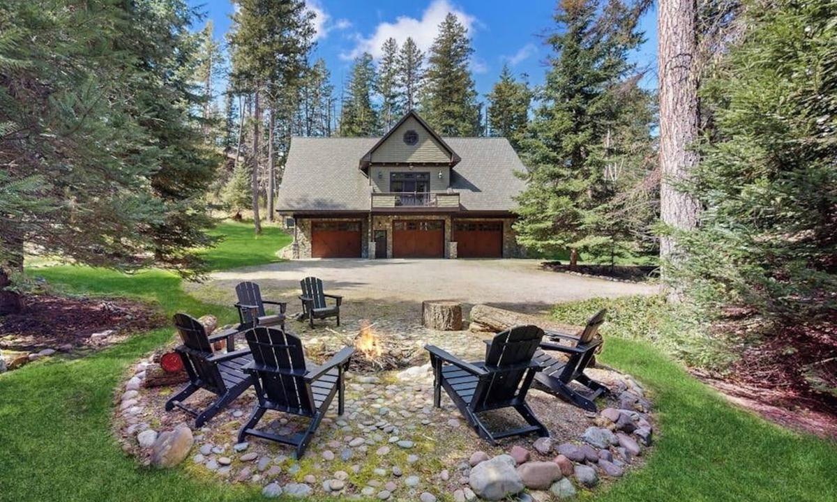 Kalispell House | Conveniently located home w/full kitchen, w/d, deck