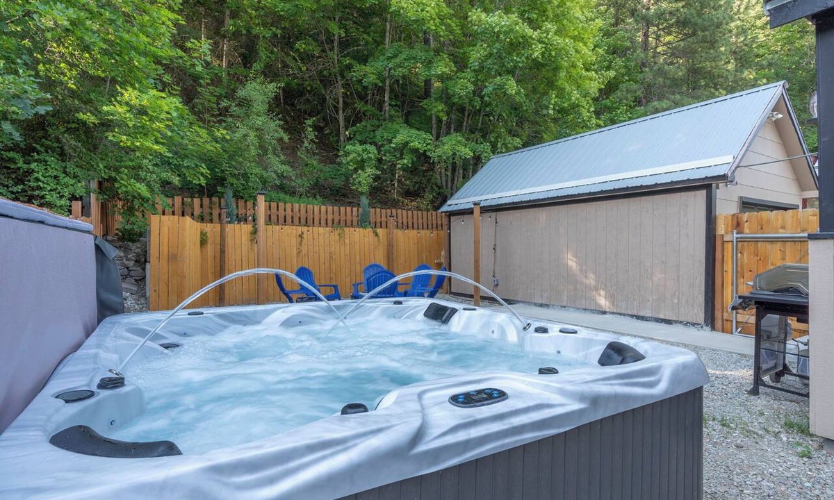 Wallace House | Cozy Fall Escape Hot Tub Historic Wallace