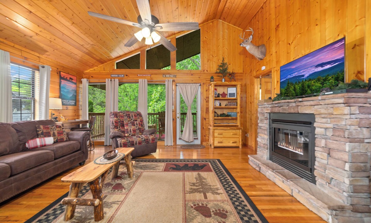 Sevierville Cabin | Cozy Mountain Cabin w/Private Hot Tub 1.5 Miles to Dollywood Walk to the Pool!