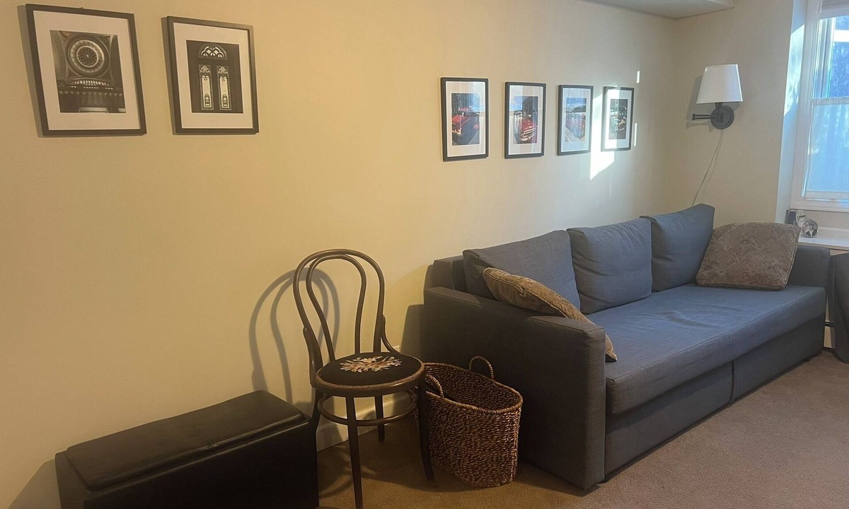 Linden Hills Apartment | Cozy studio in prime Minneapolis Linden Hills location.