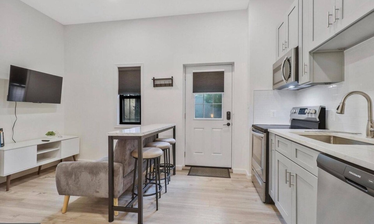 Eckington Apartment | DC Flat, 2BR 1BA Chic