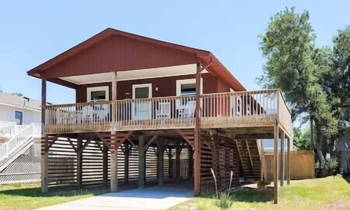 Colington House | Dog & Family Friendly, 6' Gated Fence, Gated Porch