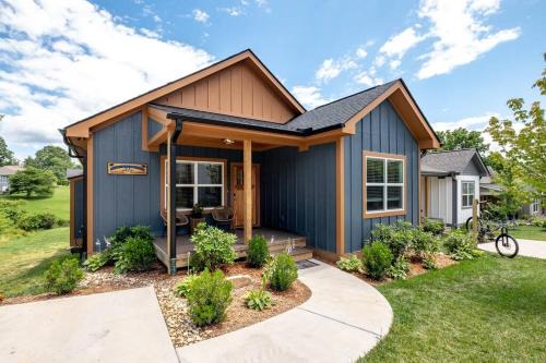 Brevard House | Downtown Brevard 5BR Retreat & Cyclists Dream