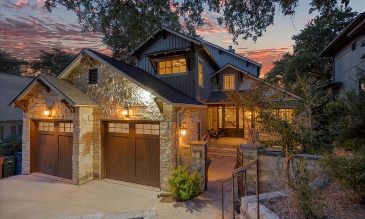 Bouldin House | Downtown Heated Pool Hot Tub Gym Skyline View