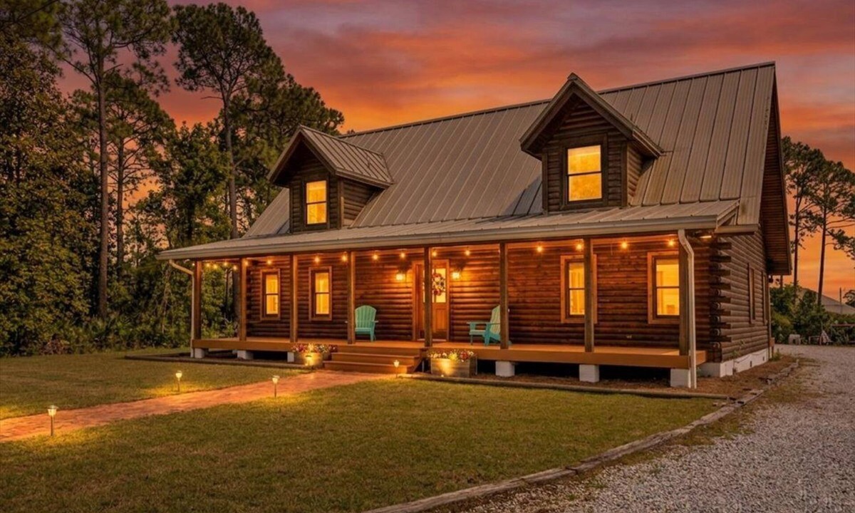 Navarre Cabin | Emerald Coast Cabin Retreat - Great for Families - 1.2miles to Beach!