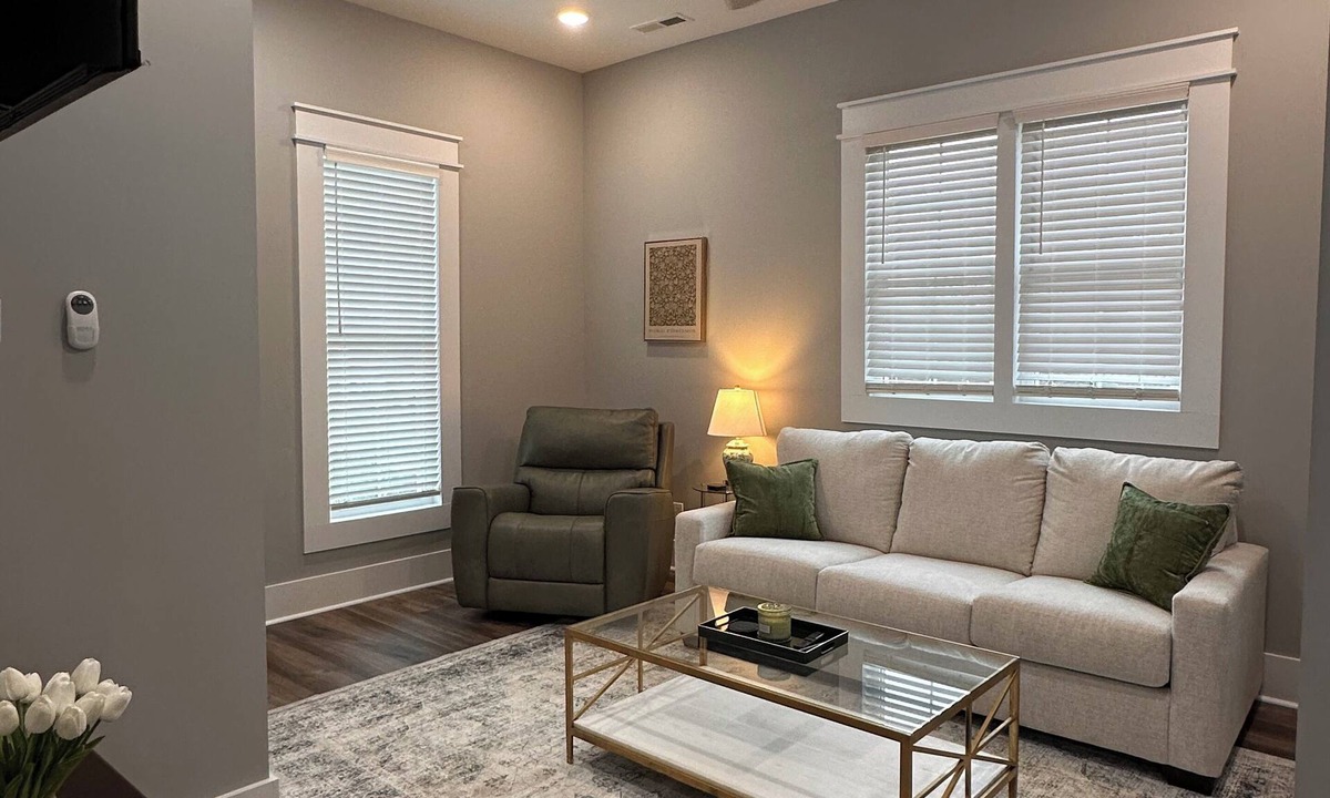 Florence Apartment | Emerald Hour Loft: 2 mins from UNA