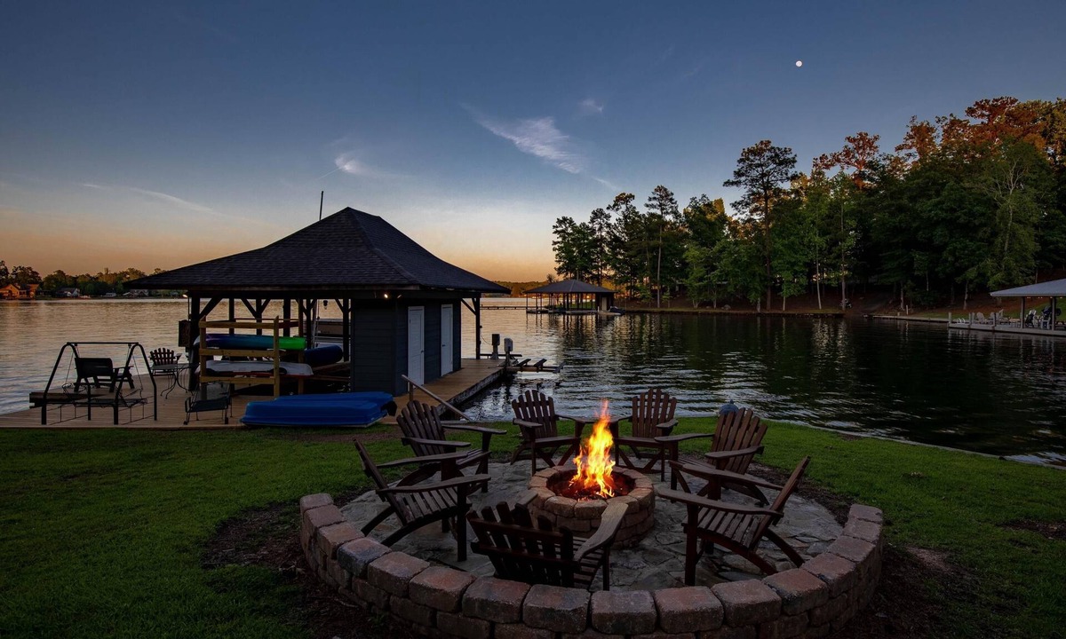 Dadeville House | Family Fun Lakehouse. Dock. Boat Ramp. Game Room. Firepit. Kayaks. Paddleboat.