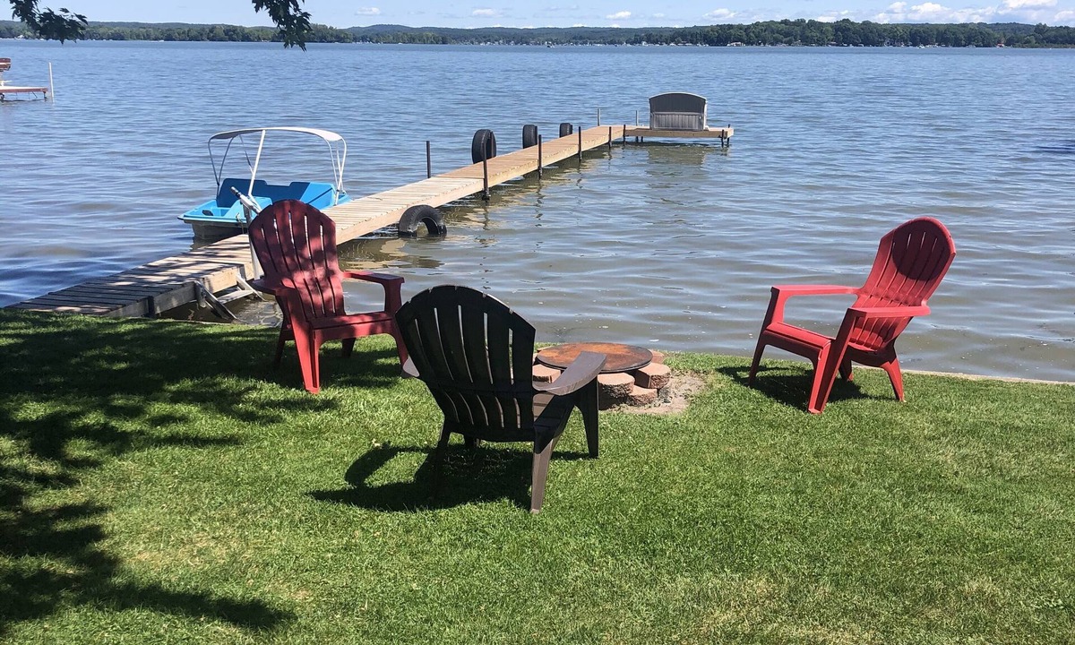 Shelbyville House | Gun Lake Cottage . Pet friendly and close to state park,restaraunts and casino.