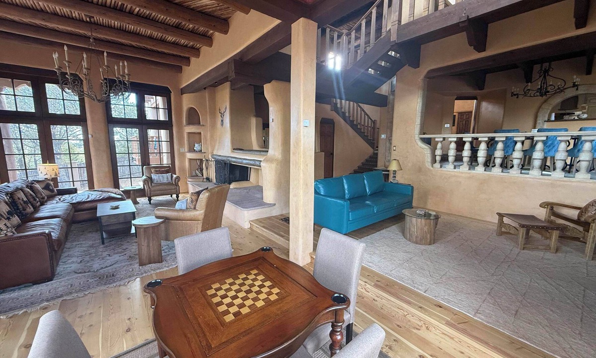 Vista Encantada House | House in very close proximity to SF mountains where you can see the forest areas in great detail, 4 min drive to downtown SF plaza for great New Mexican food. Popular activities in SF is hiking , mountain biking in the summer, skiing & snowboarding.