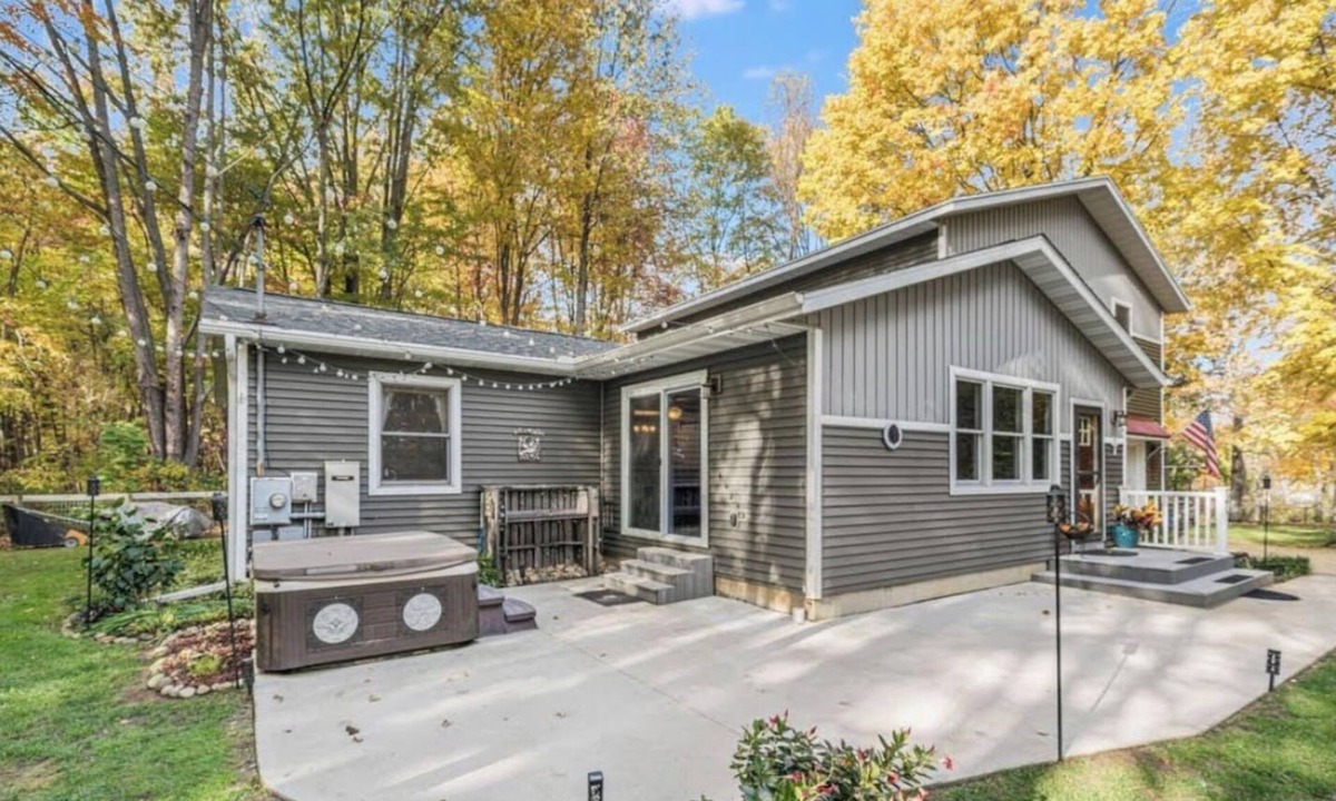 Plainwell House | Lake Access + Hot Tub + Sauna + BBQ + Kayaks