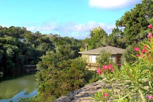 Lakeway House | Lakefront Treehouse on Lake Travis Pool & Hot Tub