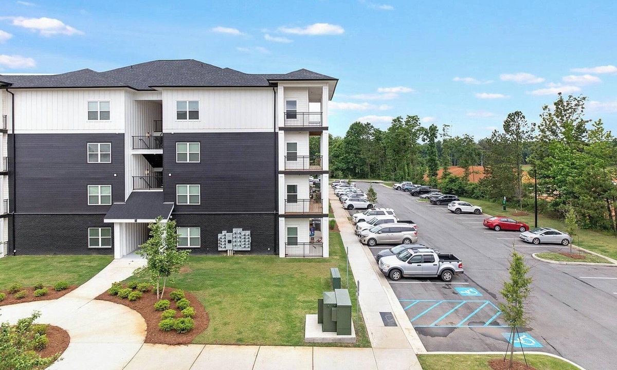 Athens Apartment | Landing | Modern 3BD, Pool, Yoga Studio