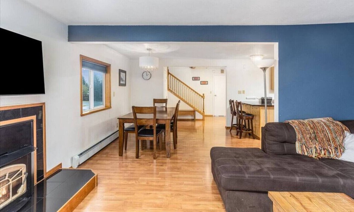 Seward House | Large Downtown Home in the Heart of Seward, Sleeps 12