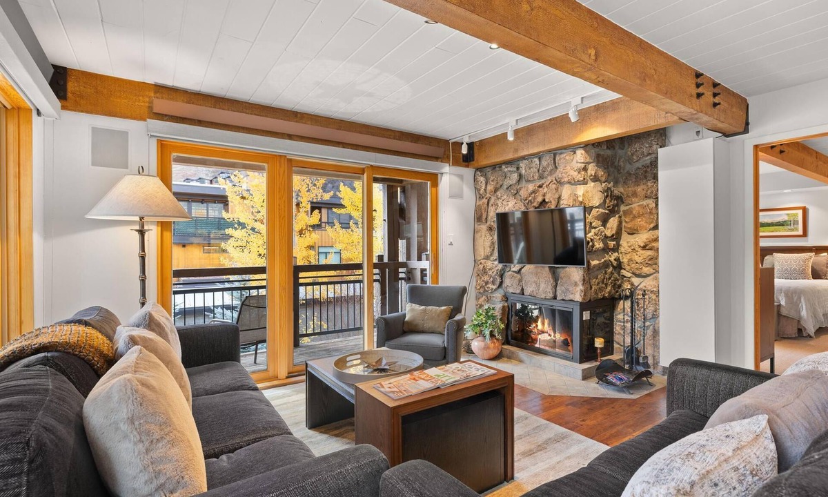 Aspen Condo | Lift One - Beautiful top floor three bedroom with mountain views