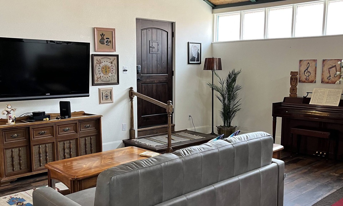 West Old Town House | Located within in Old Town Albuquerque Walking Distance to shops and museums