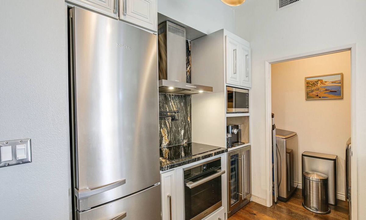 Waterfront Condo | Luxe Long Beach Condo w/Pool: 1 Mi to Shoreline!
