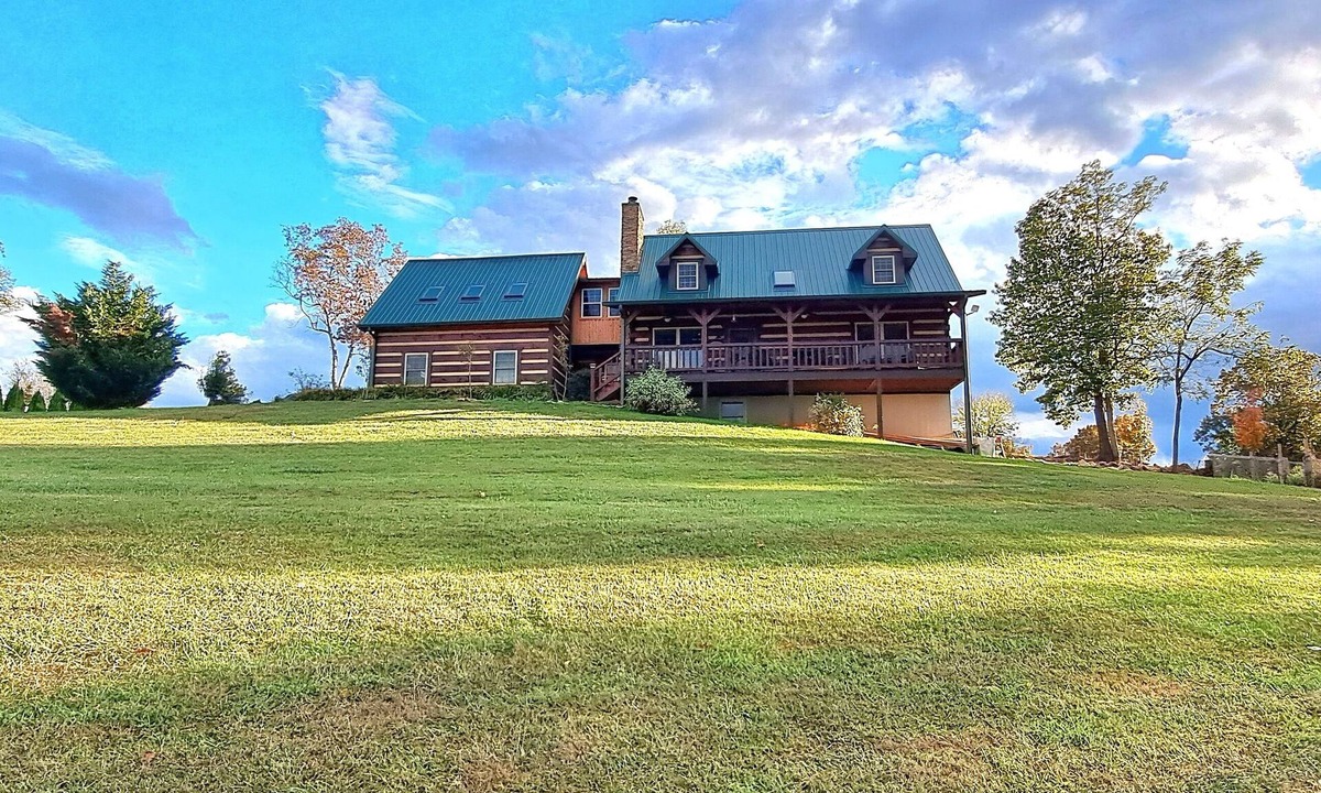 Newport Cabin | Luxurious cabin, mountain views near the Smokies! Pet and family friendly!