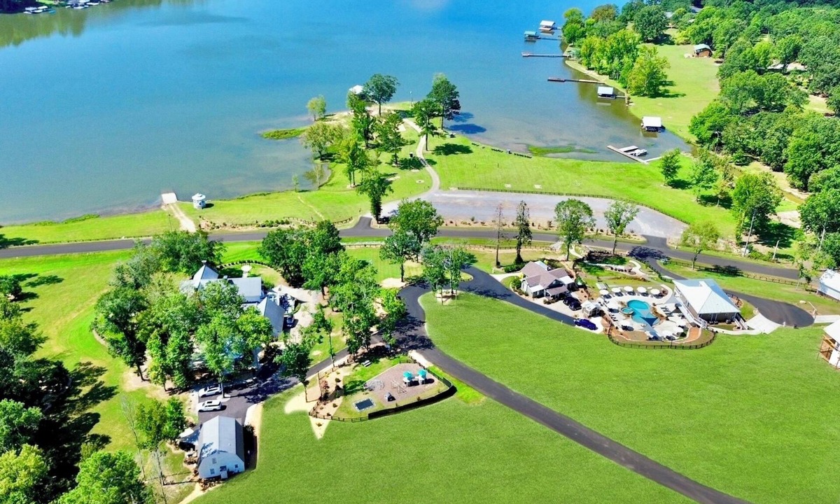 Cedar Bluff Resort | “Magnolia Overlook” Lakefront Resort Sleeps 90+! 2 Pools, Hot tubs, kayaks, etc!