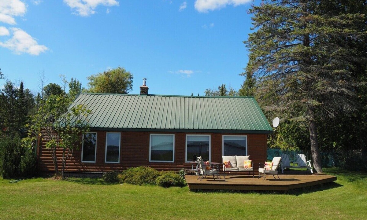 Gladstone Cabin | Malabar Cove - LAKEFRONT, QUIET, & RELAXING! INCLUDES A/C AND KAYAKS!