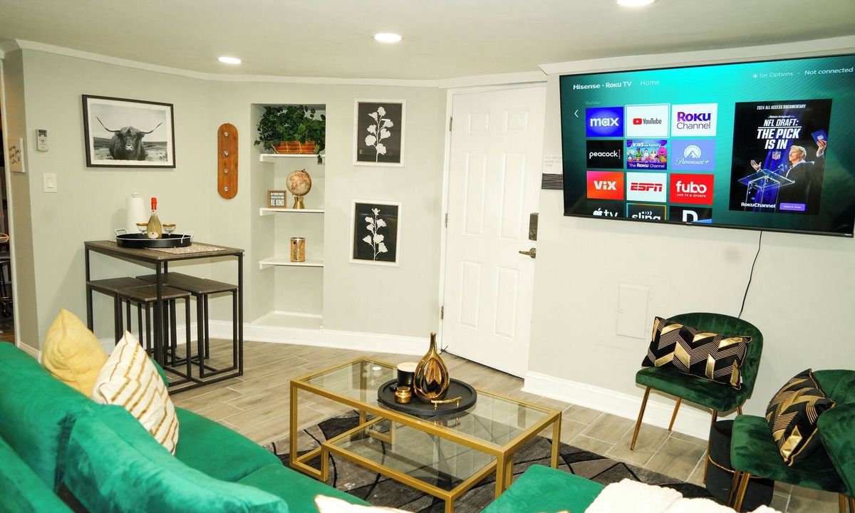 Mount Pleasant Apartment | Modern Columbia Heights 1BR: FREE Parking + Steps to Metro! 15% off 30+ Days