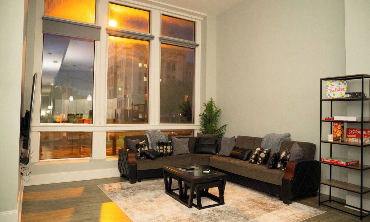 Downtown Baltimore Apartment | Modern Spacious Downtown 3Bedrms/3Baths Apt. w/parking- 5 mins from Penn Station