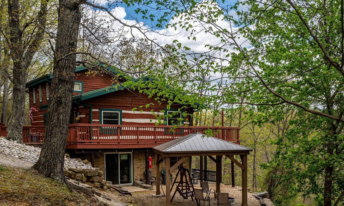 Helmsburg Cabin | Mountain View Log Cabin | Hot Tub, 3 Kings & Game Room 3BR, 3BA