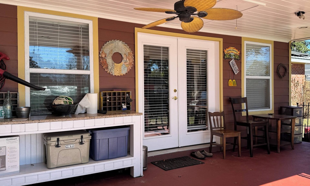 Fort Walton Beach Apartment | New Listing! Florida Room Suite with large overed porch. Fit for a Queen/King!