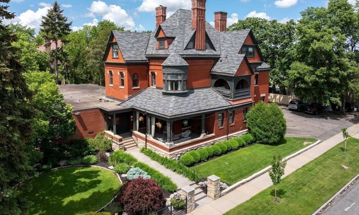 Summit - University Apartment | New Victorian Mansion Bed and Breakfast Penthouse