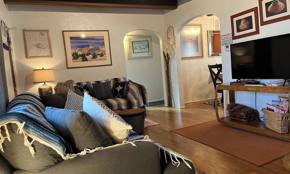 Nob Hill House | Nob Hill’s Casa Flamingo: King & Queen beds, Safe, Prime Location, Large Yard.