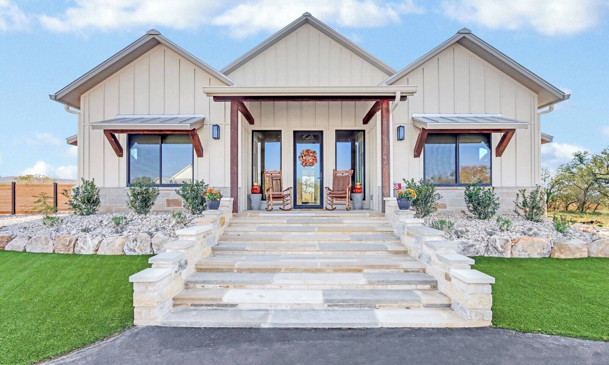 Fredericksburg House | Oma’s Haus at Arch Ray | Walk to Winery, Brewery & Live Music
