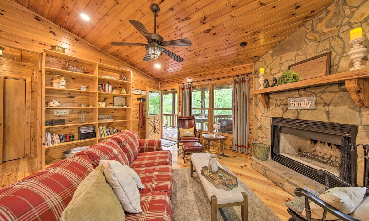 Blue Ridge Cabin | Peaceful Blue Ridge Cabin w/Decks & Fire Pit
